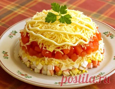 Слоёный салат с крабовыми палочками, яйцами и помидорами
Лёгкий и нежный салат, который собирается слоями и всегда радует свежим вкусом и праздничным видом.
Что понадобится
Крабовые палочки — 200 г
Яйца куриные — 4 шт.
Твёрдый сыр — 120 г
Помидоры — 2 средних
Майонез — 3–4 ст.л. (по вкусу)
Щепотка соли
Немного свежей зелени для подачи