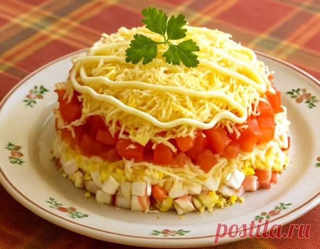 Слоёный салат с крабовыми палочками, яйцами и помидорами
Лёгкий и нежный салат, который собирается слоями и всегда радует свежим вкусом и праздничным видом.
Что понадобится
Крабовые палочки — 200 г
Яйца куриные — 4 шт.
Твёрдый сыр — 120 г
Помидоры — 2 средних
Майонез — 3–4 ст.л. (по вкусу)
Щепотка соли
Немного свежей зелени для подачи
