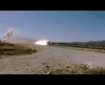 Реактивная тележка ударяет легковой автомобиль на скорости 1040 км/ч