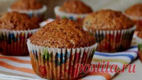 Кексы из овсяных хлопьев
Эти кексы не только вкусные, но и полезные!
Ингредиенты:
 Овсяные хлопья (геркулес) – 2 стакана
 Яблоки – 2-3 шт.
 Грецки орех (рубленный) – ½ стакана
 Сахар ½ стакан
 Разрыхлитель -10 гр.
 Соль ¾ ч.л.
 Молоко – 1 стакан
 Масло растительное 50 мл..
 Яйца – 1 шт.
Рецепт приготовления
1. В емкости соединить овсяные хлопья, муку, сахарный песок, разрыхлитель теста, соль.
2. В отдельной емкости смешать молоко, масло и яйца. Хорошо взбить получ...