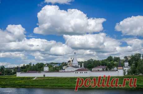 Свято-Успенский монастырь. Старица, Тверская область.  Фото: Андрей Ланской.  #Россия #Старица #Свято_Успенский_монастырь #архитектура #путешествие﻿    |  Лучшие фото – Google+