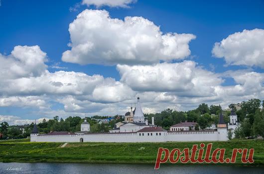 Свято-Успенский монастырь. Старица, Тверская область.  Фото: Андрей Ланской.  #Россия #Старица #Свято_Успенский_монастырь #архитектура #путешествие﻿    |  Лучшие фото – Google+