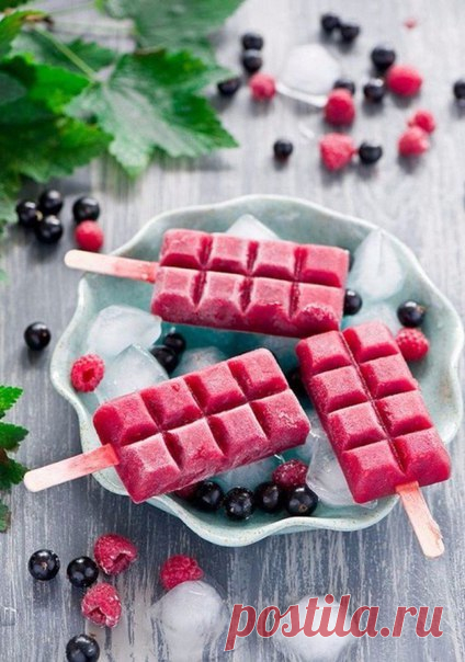 Запись на стене Ягодные сорбеты заслуженно являются самыми вкусными и аппетитными. В них есть и приятная сладость, и дразнящая кислинка. Еще вкуснее сорбет получается, когда его готовят сразу из нескольких ягод. Прекрасный микс — это черника и малина. Ингредиенты:Малина 200 гЧерника 400 гСаха..