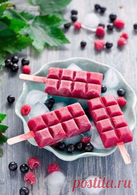 Запись на стене Ягодные сорбеты заслуженно являются самыми вкусными и аппетитными. В них есть и приятная сладость, и дразнящая кислинка. Еще вкуснее сорбет получается, когда его готовят сразу из нескольких ягод. Прекрасный микс — это черника и малина. Ингредиенты:Малина 200 гЧерника 400 гСаха..