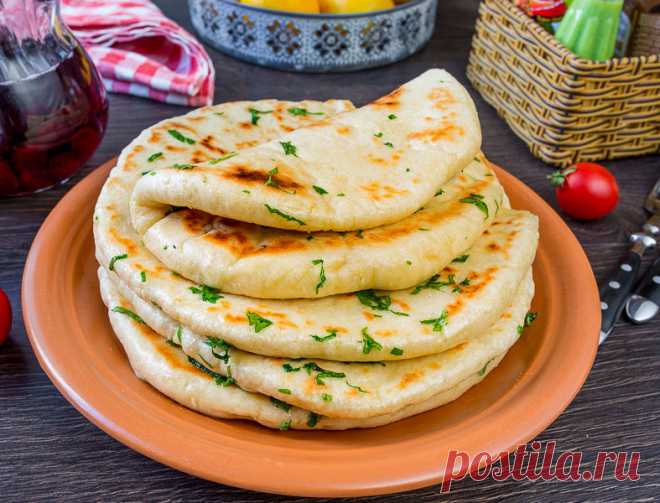 Базлама – турецкиие дрожжевые лепешки на сковороде на Вкусном Блоге Максимально простой состав, несложное исполнение и прекрасный результат. Это просто идеальные лепешки, которые можно подать вместо хлеба к супу, к овощному рагу, к хумусу, бабагануш и многим другим блюдам. Как минимум одну такую лепешку (а она не очень-то и маленькая) я съела горячей, просто смазав маслом с зеленью. Это просто,…