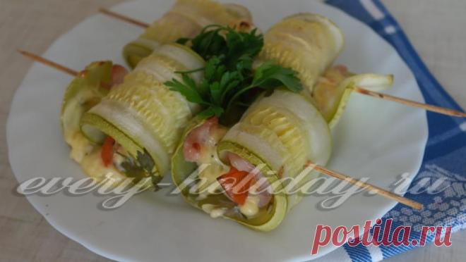 Кабачковые рулетики со свининой на шпажках