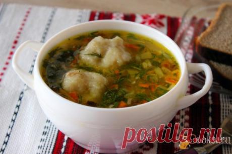 Куриный суп с картофельными клёцками и гречневыми хлопьями Для домашенго семейного обеда, в холодный зимний день можно приготовить вкусный, сытный, уютный куриный суп с картофельными клёцками и гречневыми хлопьями. Это первое блюдо понравится и взрослым, и детям. Внесет разнообразие в домашнее меню. Попробуйте!