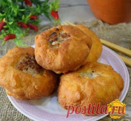 Татарские беляши  
 Ингредиенты 
Для теста
Вода 430 мл.
Мука 700 гр.
Сухие дрожжи 3 ч.л.
Растительное масло 40 гр.
Сахар 1 ст.л.
Соль 1 щптк.
Для начинки
Фарш свино-говяжий 500 гр