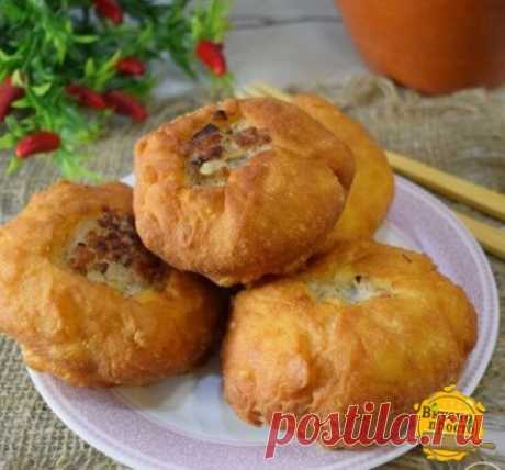 Татарские беляши  
 Ингредиенты 
Для теста
Вода 430 мл.
Мука 700 гр.
Сухие дрожжи 3 ч.л.
Растительное масло 40 гр.
Сахар 1 ст.л.
Соль 1 щптк.
Для начинки
Фарш свино-говяжий 500 гр