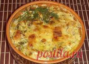 КАРТОШКА С КУРИЦЕЙ И ГРИБАМИ ПОД СОУСОМ В ГЛИНЯНЫХ ГОРШОЧКАХ 
 Ингредиенты:
Куриное филе — 400 гр.
Картофель — 250 гр.
Лесные грибы (можно любые другие0 — 250 гр.
Сыр — 60 гр.
Сметана — 40 гр.
Репчатый лук — пару средних луковиц
Чеснок — пару долек
мука — 80 гр.
Вода — 150 мл.
Соль
Специи
Перец
Приготовление:
Куриное филе промоем под холодной водой и выложим на бумажные салфетки. Как только мясо обсохнет, нарежем его небольшими кусочками.
К муке добавим соль, специи, перец, перемешаем и обваляв