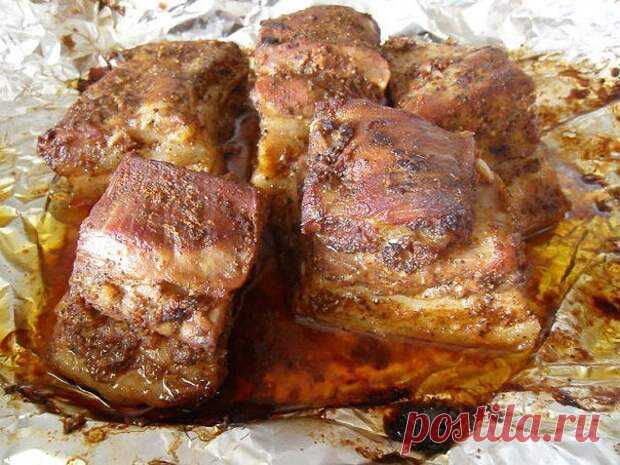 Бесподобное сало в рассоле, запеченное в духовке. Вкусно и в горячем и в холодном виде! 

Для рассола:
на 1 кг свиного сала с прослойкой берем
1,5 ч. ложки соли1 ч. л. чёрного молотого перца5 зубчиков чеснока

Приготовление:
Перемешиваем все компоненты, добавляем немного воды, размешивае…