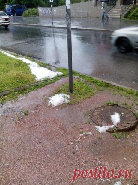 Санкт Петербург, 17 июля 2015г. На улице снег. Дождь с градом такой, что люди шли по колено в воде.
