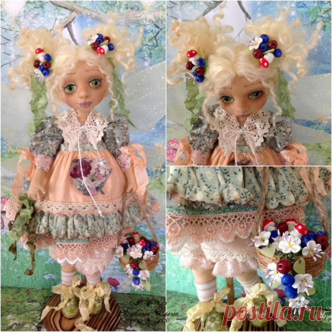 Лесная феечка Ладушка. Куколка коллекционная,текстильная . Полностью подвижная, голова крутится и немного наклоняется. Ножки сгибаются, в руках проволочный каркас, каждый пальчик гнется. Волосы натуральные овечьи кудри. Вся одежда снимается, платье отделано кружевом и бисером. На фартуке винтажная картинка, в темноте светится.Ботиночки сшиты мной. На голове заколки из полимерной глины, в руках корзинка с грибочками, цветочками и ягодками из полимерной глины.
