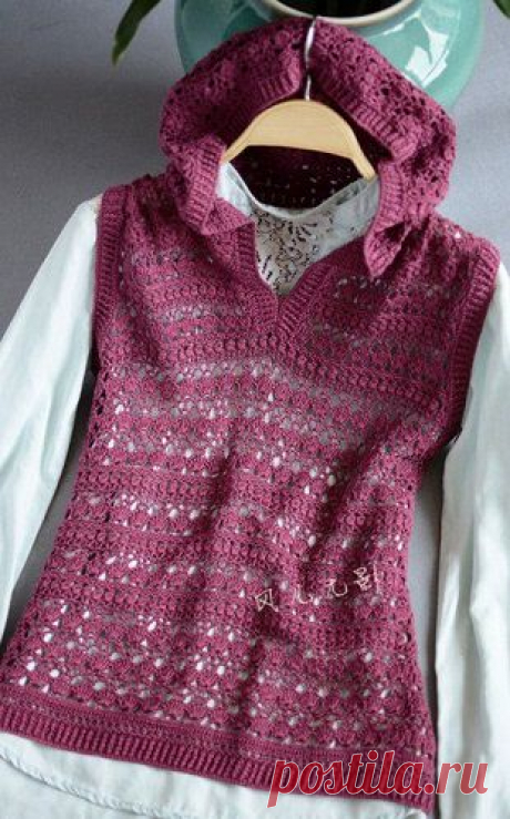 Безрукавка с капюшоном крючком