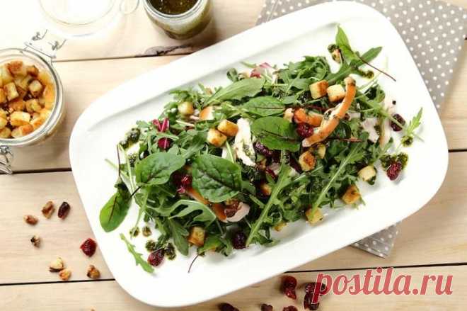 Зеленый салат с копченой курицей и сухариками – пошаговый рецепт с фото.
