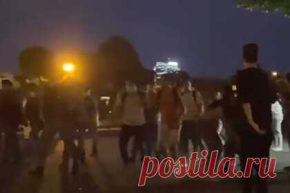 Активисты «Лев против» утроили потасовку с десантниками на День ВДВ. В московском парке Горького участники движения «Лев против» подрались с десантниками, отмечающими День ВДВ. На просьбу не распивать спиртное в общественных местах некоторые отдыхающие отреагировали бурно, другие, напротив, хотели сфотографироваться с активистами. В потасовку пришлось вмешаться ОМОН.