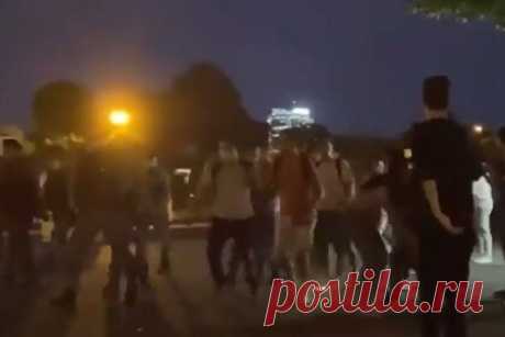 Активисты «Лев против» утроили потасовку с десантниками на День ВДВ. В московском парке Горького участники движения «Лев против» подрались с десантниками, отмечающими День ВДВ. На просьбу не распивать спиртное в общественных местах некоторые отдыхающие отреагировали бурно, другие, напротив, хотели сфотографироваться с активистами. В потасовку пришлось вмешаться ОМОН.