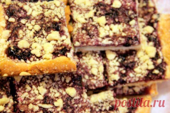 Обсыпной пирог.
Вам потребуется: Для теста: 100 г сливочного масла или маргарина, 100 г сахара, 1 яйцо, 1 ст. ложка рома, 2 щепотки соли, 250 г муки, жир для формы. Для начинки: 2 ст. ложки измельченного сладкого миндаля, по 700 г консервированных персиков и вишен, 200 г сливок, 1 пакетик ванильного сахара, 3 яйца. Для посыпки: 100 г муки, 50 г сахара, 75 г сливочного масла.