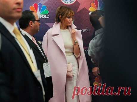 Иконы стиля - Мелания Трамп. Люблю её элегантный стиль и великолепный вкус Мелания Трамп с тех пор, как стала первой леди США, является настоящей стильной иконой и примером для подражания для миллионов женщин по всему миру. Ей это удается благодаря соблюдению этих приемов! Мелания не боится ярких цветов и модных силуэтов, но из всех трендов выбирает те, что наиболее соответствует проверенной временем классики: если кожаная юбка, то фасона карандаш, если классических пальто, то в модном оттенке.