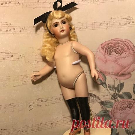 Продана Красавица te te Jumeau mignonette, чудесная реплика от известного мастера Carl Armstrong, фарфор, паричок мохер, ушки проколоты, кожаные вставочки от истирания, стеклянные глазки, рост 18 см. Подставочка и сертификат. Цена 10 т #продажа#репликаантикварнойкуклы#жюмо#mignonette