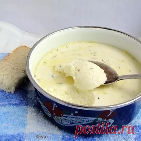 Домашний плавленный сыр!

Просто и аппетитно!
Никаких растительных жиров и вредных консервантов!

Приготовить домашнего плавленого сыра можно много, хранится в холодильнике он долго, так что будете наслаждаться бутербродами с натуральным вкуснейшим плавленым сыром не один день.

Продукты
400 г творога
50 г сливочного масла
1 яйцо
1 ч. ложка соды
соль по вкусу
специи по вкусу

1. Творог, желательно домашний, протирается ложкой через сито. По идее, можно и через мясорубку, н...