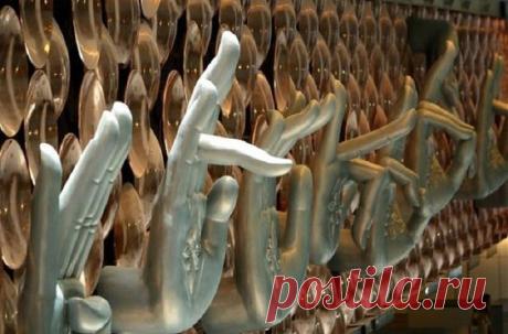 Удивительно, но это работает… Просто подержи руку в таком положении!
Мудры — это особая восточная практика, которая способствует правильному распределению позитивной энергии по тончайшим каналам внутри человеческого тела. Иными словами, это особая гимнастика, позволяющая управлять энергией человека, воздействуя на нее через энергетические каналы пальцев рук.