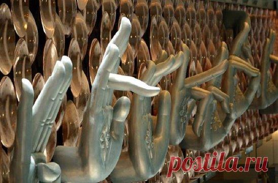 Удивительно, но это работает… Просто подержи руку в таком положении!
Мудры — это особая восточная практика, которая способствует правильному распределению позитивной энергии по тончайшим каналам внутри человеческого тела. Иными словами, это особая гимнастика, позволяющая управлять энергией человека, воздействуя на нее через энергетические каналы пальцев рук.