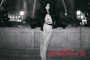 Одна из самых красивых актрис года прошлась по улице в прозрачном платье