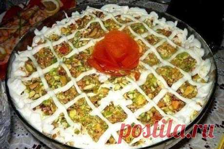 Топ-9 Самых вкусных слоеных салатов 

1) Салат "Красная шапочка" 

Ингредиенты: 

● Репчатый лук, 
● куриная грудка (копченая или гриль), 
● отварной картофель, 
● грецкие орехи, 
● отварная морковь, 
● вареные яйца, 
● твёрдый сыр, 
● зерна граната для украшения 

Приготовление: 

Салат укладывается слоями и каждый промазывается майонезом: 
1 слой - лук, порезать кубиками или п/кольцами, обдать кипятком для удаления горечи; 
2 слой - картофель, порезать кубиками; 
3 слой ...