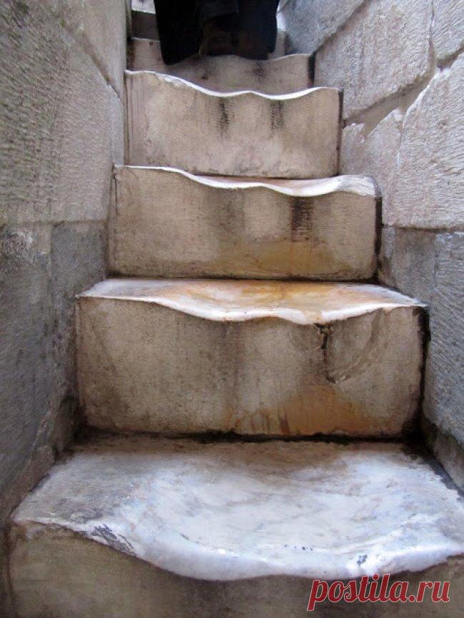 Время материально и безжалостно 

Люди вытоптали за столетия ступени Пизанской башни



 





Слои листовок на столбе







Памятник Джульетте в Вероне

По «поверьям» туристов, если потереть грудь у памятника Джульетте в Вероне, м…