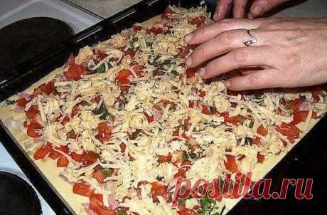 БЫСТРАЯ и ВКУСНЕЙШАЯ Пицца
Дорогие мои читатели. Я приготовила ее первый раз и когда ПОПРОБОВАЛА. то поняла. что я уже не смогу больше ее не ГОТОВИТЬ. Она на столько ВКУСНАЯ и ПРОСТАЯ .что когда ее ешь, понимаешь что это ВКУСНЯТИНА. Приготовьте и все ПОЙМЕТЕ сами. 
Ингредиенты:
 Яйца — 2 Штуки
 Майонез — 3 Ст. ложки 
Мука — 3 Ст. ложки
 Колбаса — 150 Грамм 
Лук — 1/2 Штуки
 Помидор — 1 Штука
Сыр — 200 Грамм
Зелень — по вкусу