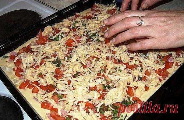 БЫСТРАЯ и ВКУСНЕЙШАЯ Пицца
Дорогие мои читатели. Я приготовила ее первый раз и когда ПОПРОБОВАЛА. то поняла. что я уже не смогу больше ее не ГОТОВИТЬ. Она на столько ВКУСНАЯ и ПРОСТАЯ .что когда ее ешь, понимаешь что это ВКУСНЯТИНА. Приготовьте и все ПОЙМЕТЕ сами. 
Ингредиенты:
 Яйца — 2 Штуки
 Майонез — 3 Ст. ложки 
Мука — 3 Ст. ложки
 Колбаса — 150 Грамм 
Лук — 1/2 Штуки
 Помидор — 1 Штука
Сыр — 200 Грамм
Зелень — по вкусу