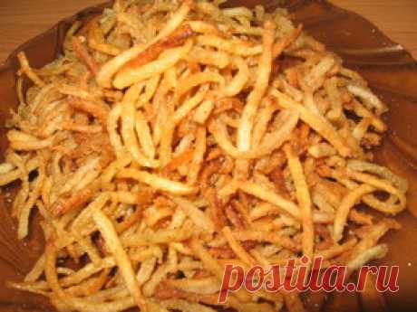 Картофельный хворост
=2 шт картофеля

Лук, чеснок, масло растительное.

Масло, соль, хмелли-сунели, паприка, перец, соль, мука.