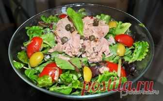 Зеленый салат с тунцом Смесь листьев зеленых салатов, которых много сейчас продается в супермаркетах (или растет на собственных грядках), консервированный тунец, черри, оливки, пикантная заправка - отличный салат для перекуса или ужина для тех, кто бережет фигуру.