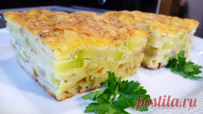Пирог с кабачками и луком Пирог с кабачками и луком получается очень нежным, мягким, ароматным и сытным. Благодаря добавлению в тесто жарено-томлённого лука, пирог обретает приятный аромат и насыщенность вкуса.Ингредиенты:Каба...