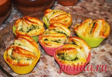 АРОМАТНАЯ ВКУСНЯТИНА С ЧЕСНОКОМ И ЗЕЛЕНЬЮ ЗА 25 МИНУТ
Хлеб — всему голова», — гласит известная пословица. Спорить не будем, но гораздо ведь интереснее подать к первому блюду вместо простых ломтиков хлебаароматные домашние пышки!

Булочки с чесноком и зеленью по этому рецепту получаются необычайно мягкими, вкусными и душистыми, а их оригинальная форма приятно удивит близких.
ИНГРЕДИЕНТЫ400 г муки
1 ч. л. сухих дрожжей
1 ч. л. сахара
2–3 зубчика чеснока
250 мл молока
0,5 ч. ...