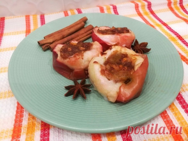 ​Печеные яблоки с банановым муссом и кедровым орехом Ингредиенты:Яблоки — 2 шт.Банан — 1 шт.Кедровый орех — 1 ст. л.Изюм — 1 стак.Апельсин (корка) — 1 шт.Корица (молотая) — 4 гКардамон (молотый) — 2 гПриготовление:1. Яблоки помыть, разрезать на половинки, вычистить у каждой половины сердцевину.2....