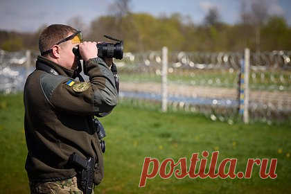 Украинским пограничникам запретили выпускать из страны чиновников и депутатов. Украинские власти запретили пограничникам выпускать из страны чиновников и депутатов. Об этом сообщил народный депутат от партии «Европейская солидарность» Алексей Гончаренко. По словам нардепа, теперь глава офиса президента Украины Андрей Ермак в телефонном режиме лично разрешает или запрещает выезд.
