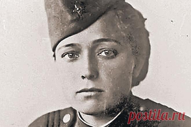 Юлия Друнина: Никого не винить, я ухожу по своей воле Друнина родилась в семье педагогов. В московской коммуналке. Стихи начала сочинять в 11 лет. Даже победила на всесоюзном поэтическом конкурсе среди детей. Ее стихотворение «Мы рядом за школьной партой сидели» напечатали в «Учительской газете», передали по радио...