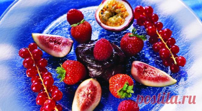 Салат из экзотических фруктов и садовых ягод