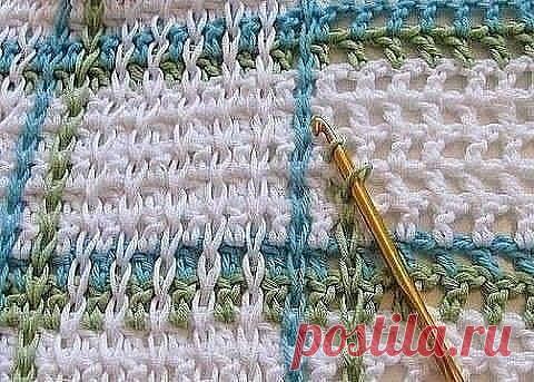 😊Идея для вязания

Интересная идея для вязания крючком полотна. Может пригодится для пледов, ковриков, сумок, а возможно, и для некоторых видов одежды. Для юбки, например. Причем, идея очень простая. Полотно вяжется филейной сеткой по принципу: 1 пуская клетка равна 1-й воздушной петле и 1-му столбику с накидом. А затем с помощью крючка эти пустые клетки «заштриховываются» вертикальными цепочками из воздушных петель (впрочем, с таким же успехом это можно назвать соедините...