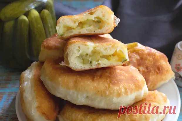 Жареные пирожки с картофельным пюре и маринованными огурцами - Будет вкусно - Медиаплатформа МирТесен