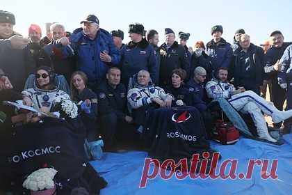 Стало известно о состоянии вернувшегося с МКС киноэкипажа. Состояние космонавта Олега Новицкого и киноэкипажа в составе актрисы Юлии Пересильд и режиссера Клима Шипенко, которые вернулись на Землю с Международной космической станции (МКС), оценивается как удовлетворительное. Об этом в воскресенье, 17 октября, сообщается на сайте Федерального медико-биологического агентства.