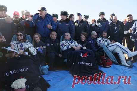 Стало известно о состоянии вернувшегося с МКС киноэкипажа. Состояние космонавта Олега Новицкого и киноэкипажа в составе актрисы Юлии Пересильд и режиссера Клима Шипенко, которые вернулись на Землю с Международной космической станции (МКС), оценивается как удовлетворительное. Об этом в воскресенье, 17 октября, сообщается на сайте Федерального медико-биологического агентства.