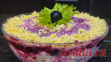 Вкусный салат "ФАВОРИТКА" на новый год 2023 из Доступных Продуктов ✳️ САЛАТ С КУРИЦЕЙ И СВЕКЛОЙИнгредиенты:- Варено-копченая курица- 100гр сыра- 2 вареных яйца- 2 зубчика чеснока- Майонез- Вареная свеклаКурицу нарезаем на кусочки, натираем сыр. Яйца делим на белки и желтки и раздельно натираем на тёрке.Курицу, сыр и белки смешиваем, подсаливаем,...