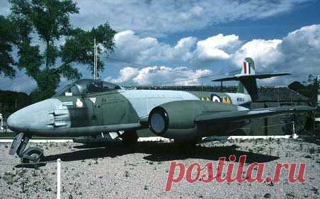 Gloster Meteor образца 1944 года ВВС Великобритании стал лишь демонстратором возможностей реактивной авиации Ресурса двигателя хватало всего лишь на 25 часав,  боевое применение напоминало фарс этому " Чуду "запрещалось пересекать линию фронта