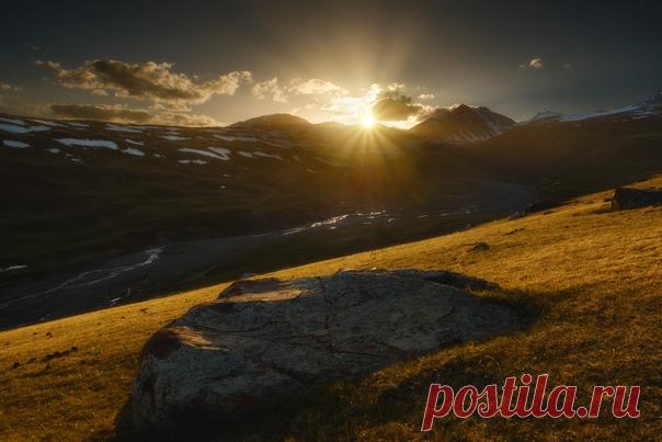 Закат на джайлоо (высокогорном пастбище) Сарала-Саз, Киргизия. Автор фото – Алексей Оборотов: nat-geo.ru/photo/user/302684/ Спокойной ночи.