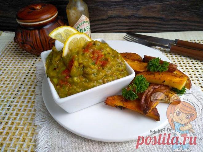 Соус из авокадо, вкусный полезный рецепт с запеченным картофелем У соуса из авокадо ореховый вкус, подчёркнутый ароматом чеснока и легкой кислинкой помидор. Его можно использовать в качестве намазки на хлебцы.