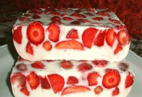 Легкий клубничный десерт без выпечки…Очень вкусно! 
 Ингредиенты:
3 ст. л. желатина + 1 ст. воды;
0,5 л. сметаны + 1 ст. сахара + ванилин;
клубника (можно банан или киви).
 Приготовление:
Залить желатин водой и отставляем, чтобы набух желатин. Смешать сметану с сахаром и ванилином (не взбивать!). Ставим желатин на огонь и постоянно помешивая нагреваем не доводя до кипения. Затем вливаем туда тонкой струйкой сметану, постоянно помешивая.
Выкладываем в форму пищевую пленку, раскладываем кл
