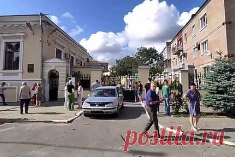 В Ростовской области металлический предмет пробил крышу сельского дома. Металлический предмет пробил крышу сельского дома в Ростовской области. Об этом сообщил губернатор граничащего с Украиной российского региона Василий Голубев в своем Telegram-канале. Он уточнил, что ЧП произошло в селе Самбек Неклиновского района на улице Восточная. Других данных он не привел.